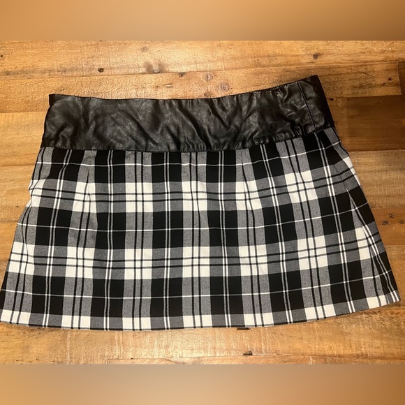 Forever 21 Mini Skirt - Juniors size L - Picture 2 of 8